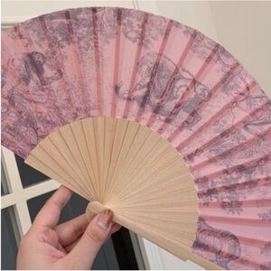 Dior gift holding Fan
